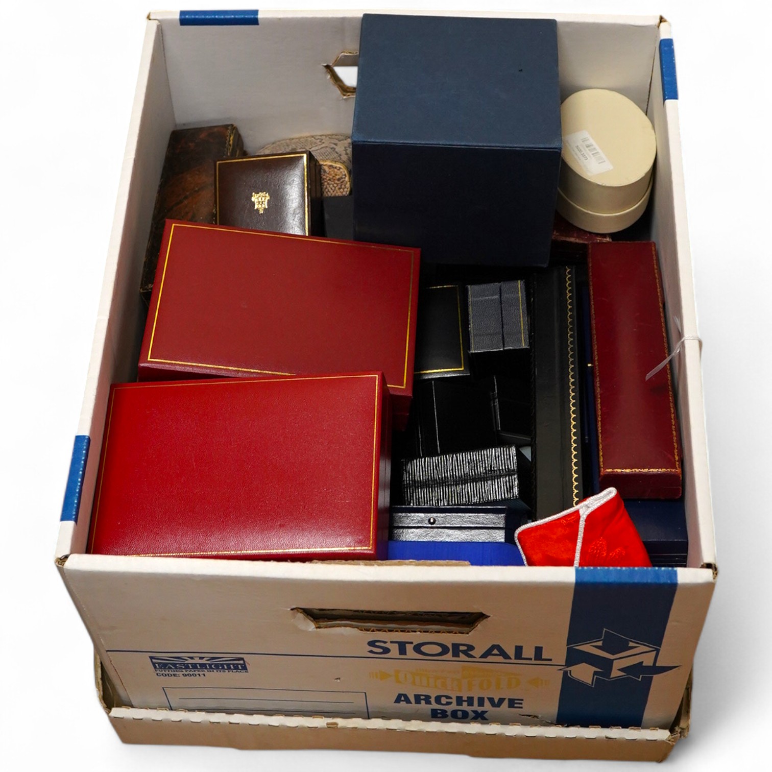 A large quantity of assorted jewellery boxes.